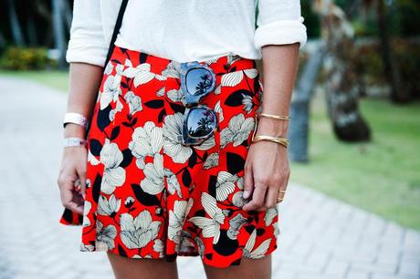 Floral_Short-Asos-Denim_Jacket-Sandals-Outfit-Street_Style-Karen_Walker-44