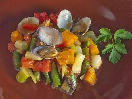 Saltado de verduras con almejas