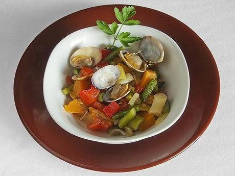 Saltado de verduras con almejas