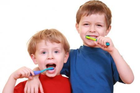 los niños limpiandose los dientes