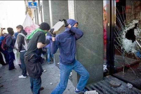 Brutalidad extrema ejercida por los  radicales de izquierda en la manifestación del 22 de Marzo