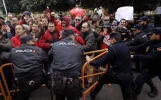 Con el cierre de la  televisión pública  valenciana se hunde el imperio de cartón piedra del PP en Valencia