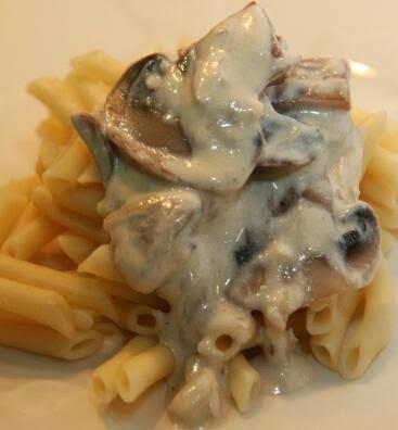 Macarrones en salsa con champiñones y queso