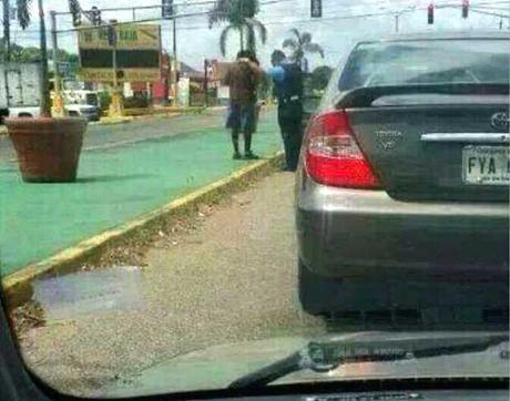 Policía orando por un ‘sin techo' impacta Puerto Rico