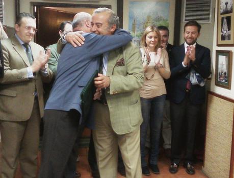 Entrega de las pastas del pregón de la Hermandad del Rocío de Sevilla