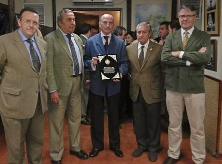 Entrega de las pastas del pregón de la Hermandad del Rocío de Sevilla