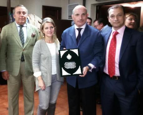 Entrega de las pastas del pregón de la Hermandad del Rocío de Sevilla