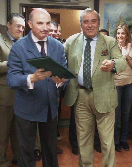 Entrega de las pastas del pregón de la Hermandad del Rocío de Sevilla