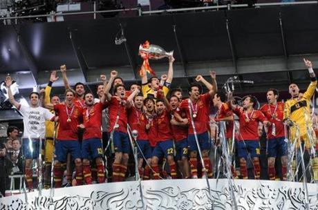 Spain_national_football_team_Euro_2012_trophy_01