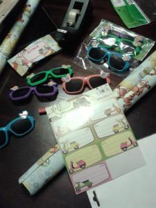 Gafas, etiquetas, paquetes.