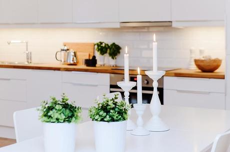 Decorar un piso en combinacion de blanco y madera.