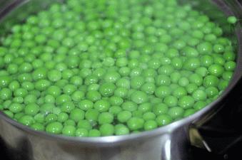 Receta de pez limón a la plancha con crema de guisantes frescos