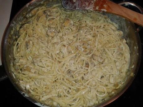 Spaguettis con pollo y champiñones a la nata
