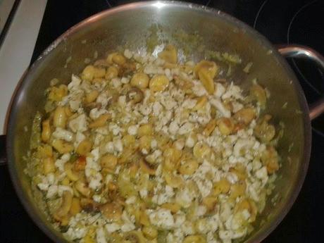 Spaguettis con pollo y champiñones a la nata