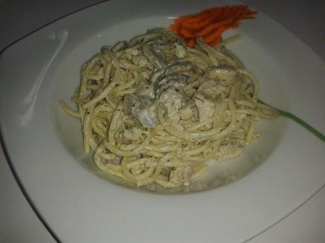 Spaguettis con pollo y champiñones a la nata