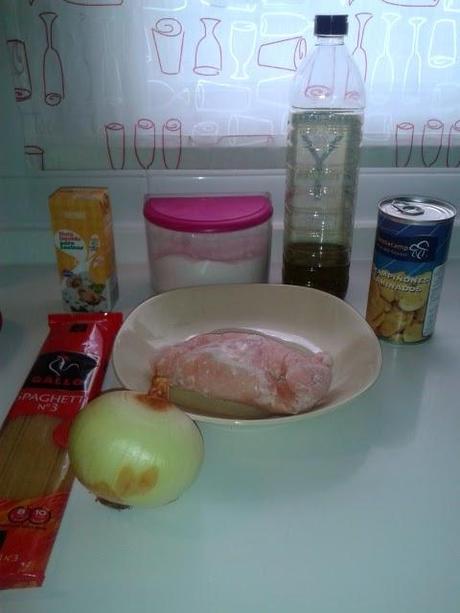 Spaguettis con pollo y champiñones a la nata