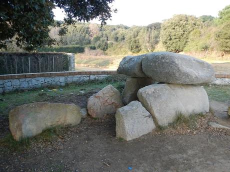 La Roca d'en Toni o dolmen de Can Boquet. Vilassar de Dalt