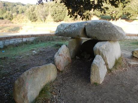 La Roca d'en Toni o dolmen de Can Boquet. Vilassar de Dalt