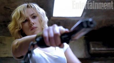 Scarlett Johansson es un arma letal en 'Lucy'