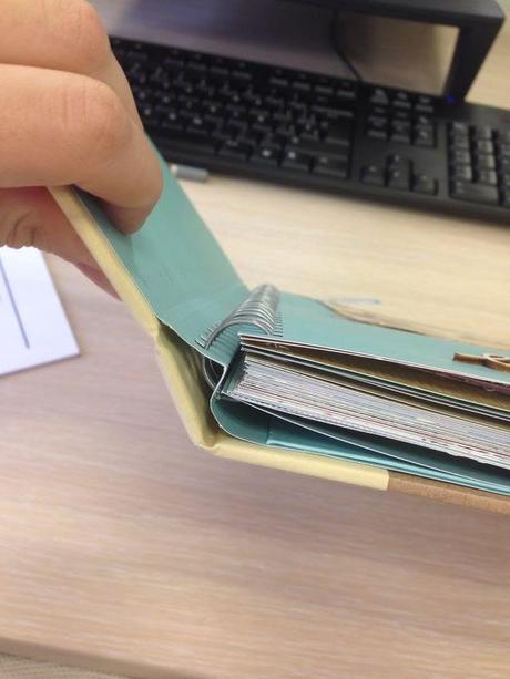 Tueno de libreta en libro de firmas