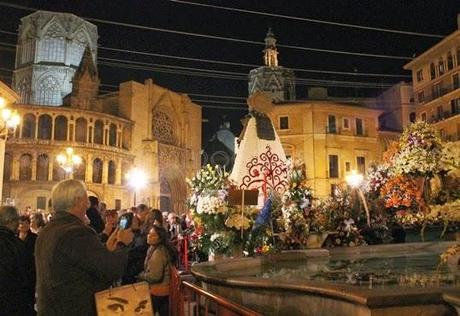 Flores y música para la Virgen de los Desamparados, patrona de Valencia