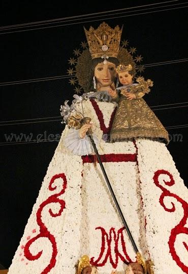 Flores y música para la Virgen de los Desamparados, patrona de Valencia