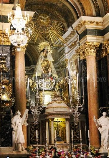 Flores y música para la Virgen de los Desamparados, patrona de Valencia