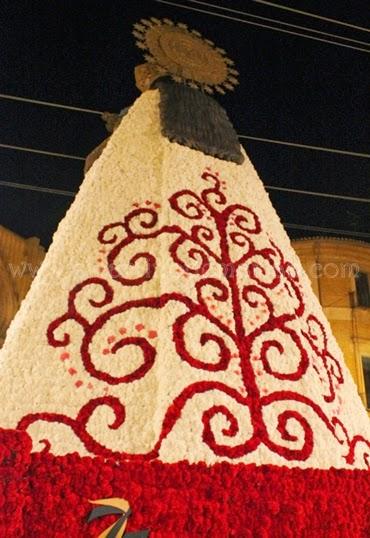 Flores y música para la Virgen de los Desamparados, patrona de Valencia