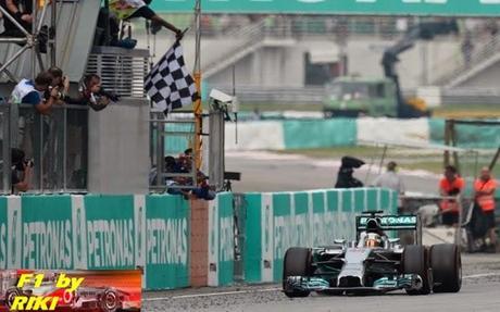 RESUMEN DEL GP DE MALASIA 2014 - HAMILTON LOGRA HAT TRICK Y ROSBERG ES SEGUNDO