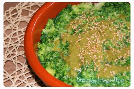 Canelones rellenos de brócoli con salsa de albahaca y mostaza