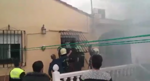 Bomberos rescatando a una persona atrapada