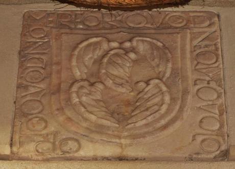 Un escudo barroco en el Callejón Gandesa.