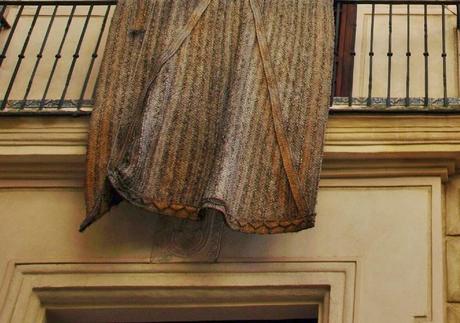 Un escudo barroco en el Callejón Gandesa.