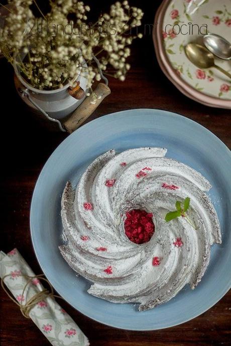 Bundt Cake de chocolate con cobertura de chocolate blanco