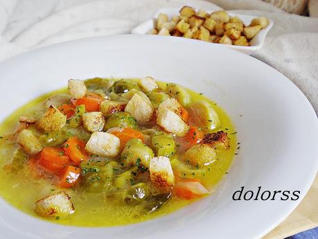 Sopa de coles de Bruselas y pollo