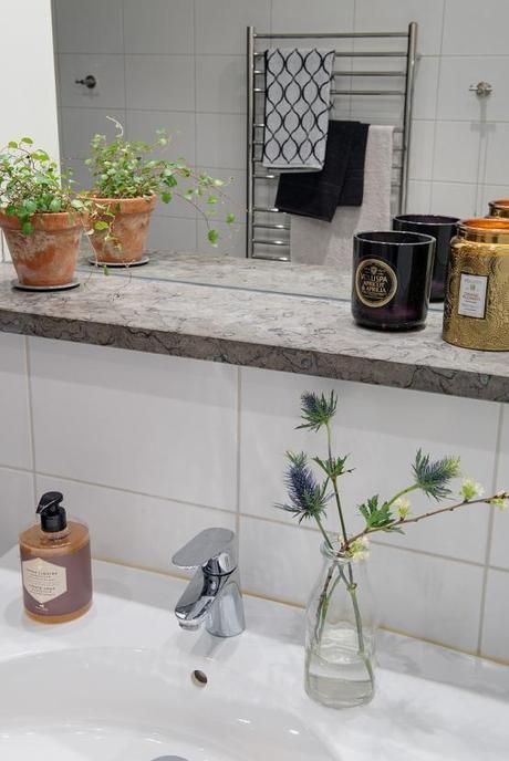 lavandería en el cuarto de baño lavadora secadora en el cuarto de baño estilo nórdico escandinavo sueco espacios diáfanos loft decoración decoración nórdica escandinava decoración lofts aticos decoración en gris y madera blog decoración diseño interiores Ático loft sueco 