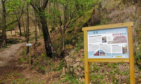 Paneles informativos ligados con varios recursos y atractivos turísticos