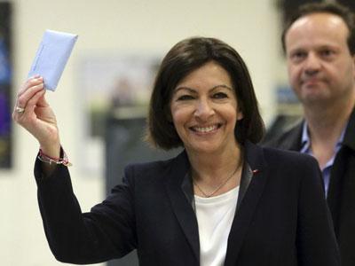 Anne Hidalgo vota en las municipales francesas este domingo en París.-REUTERS