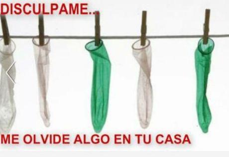 Los afiches de los hinchas de River cargando a los de Boca.//Cedoc.