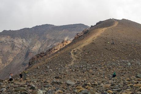 La subida a la cima del Tongariro se despejó a la vuelta, al fondo se puede ver