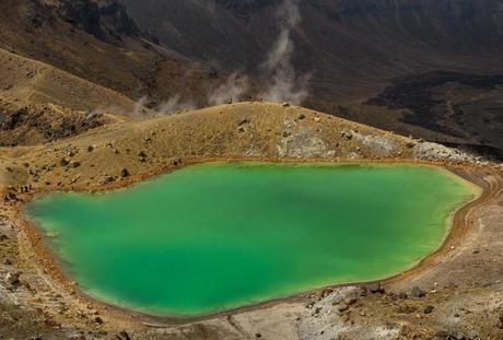 Uno de los Emerald Lakes, con los vapores del volcán emergiendo por detrás