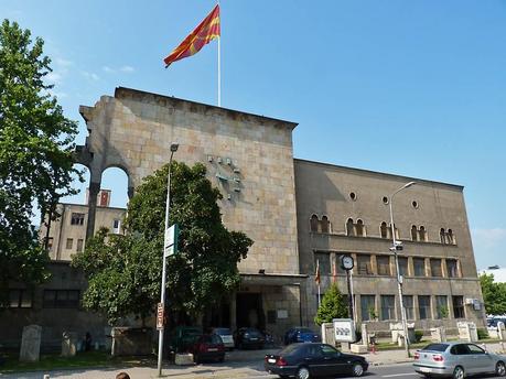 La entrada al museo antes mencionado, en Skopje