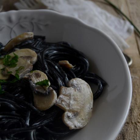 SPAGHETI NERO DI SEPIA CON SALSA DE SETAS