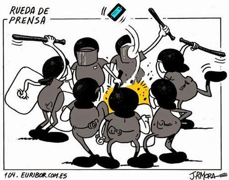 Policías dando una buena rueda de prensa.