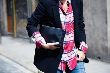 Barcelona_Travels-Belbake-Travels-Plaid_Shirt-Ripped_Jeans-Outfit-Street_Style-Collagevintage-33