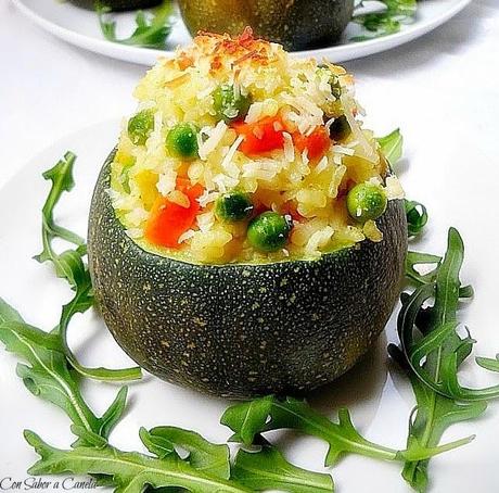 Calabacines rellenos de arroz y verduras al curry