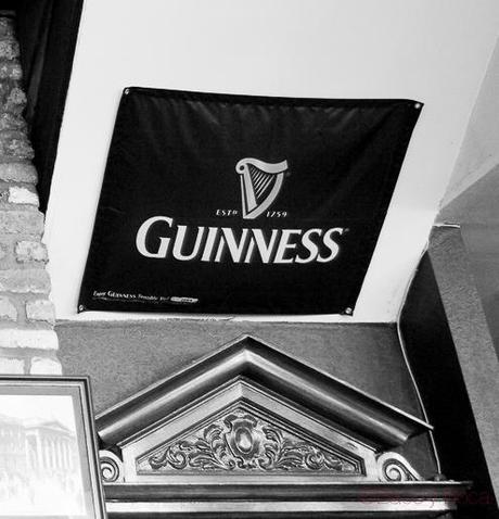 cartel guinness interior arthurs pub dublin irlanda