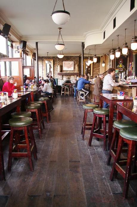 panoramica interior arthurs pub dublin irlanda