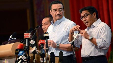 En el centro, el ministro de Transporte de Malasia, Hishnammuddin Hussein