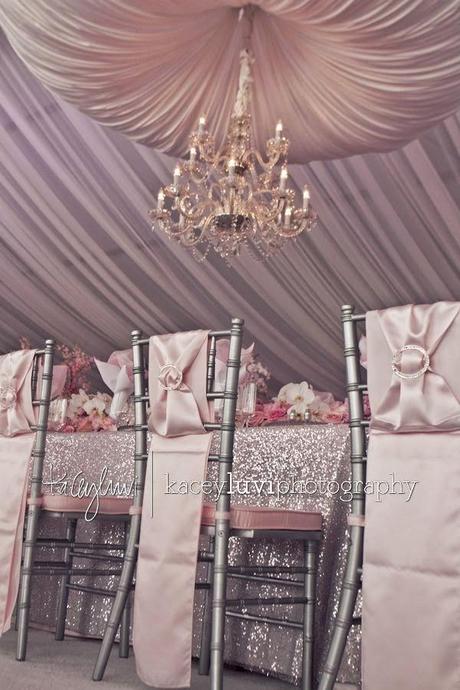 Es Tendencia: adornar las preciosas sillas de banquete (I)